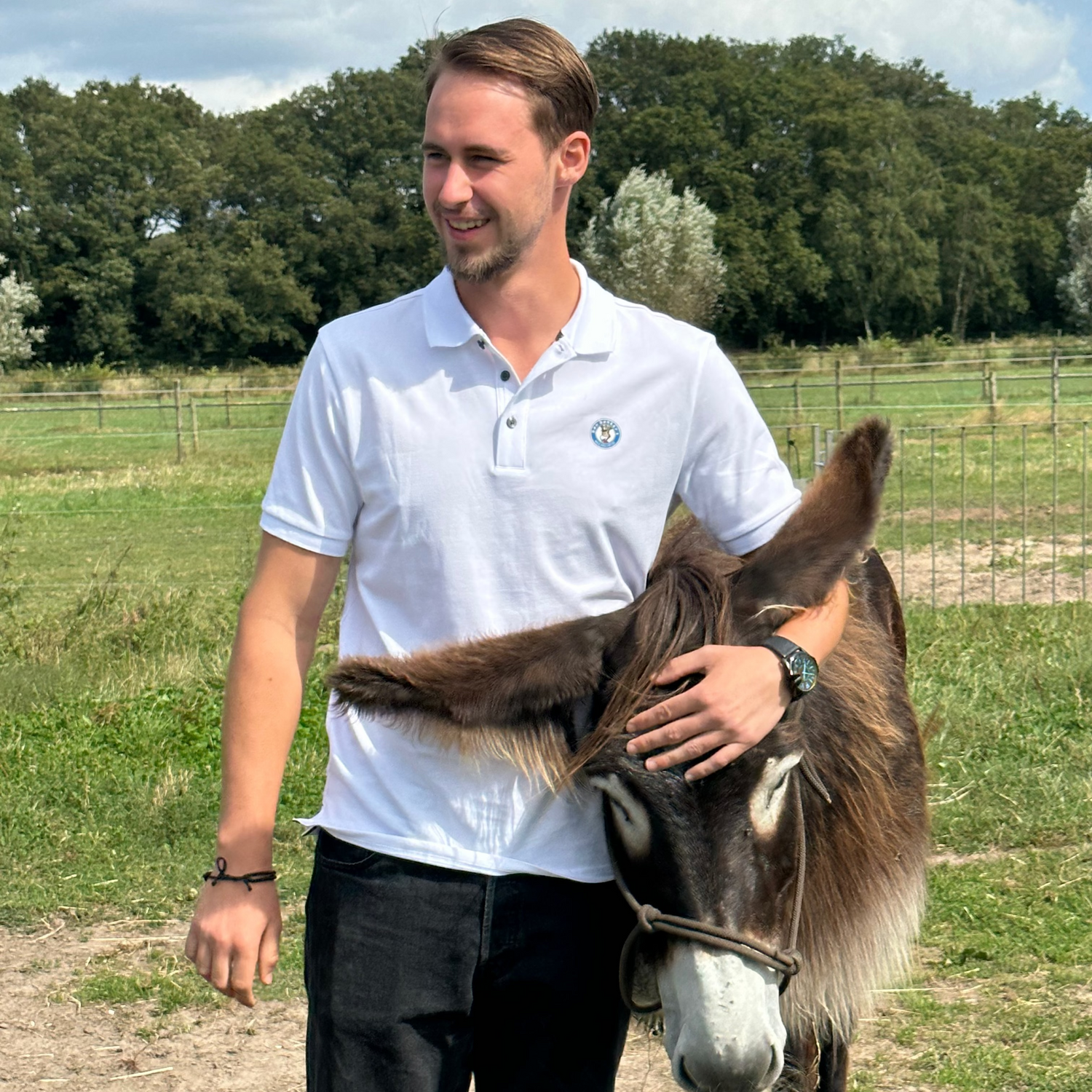 Die Gründer von Don Donkey's® mit Esel auf der Weide 